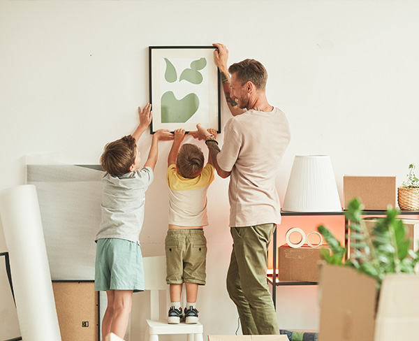 delivery of a mattress by movers with boxes in the background giving comfort for 12 nights
